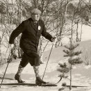 Kong Olav tar seg en skitur under NM på ski, Røros 1961. Foto: NTB, De kongelige samlinger.